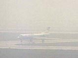 Как сообщили РИА "Новости" в аэропорту "Шереметьево-1", из-за сильного тумана видимость составляла менее тысячи метров. В результате на взлетно-посадочной полосе не смогли совершить посадку три самолета