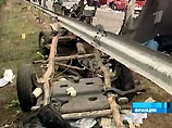 Как сообщает AFP, авария произошла из-за того, что из двигавшегося небольшого фургона часть груза упала на проезжую часть