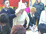 Одни члены Избиркома пытались обнаружить лишние бюллетени, другие хотели помешать этому. Когда перевернули урну, оттуда выпали тугие пачки, которые выделялись в россыпи других бюллетеней Одни члены Избиркома пытались обнаружить лишние бюллетени, другие хотели помешать этому. Когда перевернули урну, оттуда выпали тугие пачки, которые выделялись в россыпи других бюллетеней