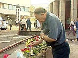 Спустя некоторое время после взрыва возле у станции метро "Рижская", произошедшего накануне вечером и унесшего жизни 10 человек, москвичи и гости столицы начали приносить живые цветы к месту трагедии
