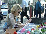 Опознан один из погибших при теракте у "Рижской". Люди приносят живые цветы к месту трагедии