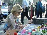 Опознан один из погибших при теракте у "Рижской". Люди приносят живые цветы к месту трагедии Опознан один из погибших при теракте у "Рижской". Люди приносят живые цветы к месту трагедии