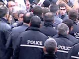 Согласно показанным грузинскими телеканалами кадрам, в стычке принимали участие не менее 200 торговцев и несколько десятков полицейских, вооруженных щитами и дубинками