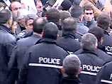 Согласно показанным грузинскими телеканалами кадрам, в стычке принимали участие не менее 200 торговцев и несколько десятков полицейских, вооруженных щитами и дубинками Согласно показанным грузинскими телеканалами кадрам, в стычке принимали участие не менее 200 торговцев и несколько десятков полицейских, вооруженных щитами и дубинками