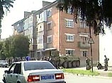 Террористы, удерживающие около 200 заложников в средней школе N1 в городе Беслане (Северная Осетия), выдвинули требование освободить боевиков, содержащихся в следственных изоляторах республики, которые принимали участие в нападении в ночь на 22 июня на Ин
