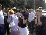 По разным данным, террористы отпустили из захваченной школы от 12 до 15 детей По разным данным, террористы отпустили из захваченной школы от 12 до 15 детей