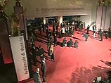 За час до церемонии открытия начался традиционный проход кинозвезд между рядами зрителей и огромными статуями "Золотых Львов", охраняющих вход во Дворец кино