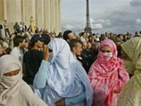 Специально разработанный министерством образования Франции циркуляр устанавливает, что запрету подлежат христианские кресты больших размеров, иудейские шапочки-кипы и мусульманские головные платки