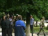 Рядом с захваченной школой задержан подозрительный молодой человек Рядом с захваченной школой задержан подозрительный молодой человек
