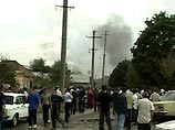 Рядом с захваченной школой горят два автомобиля