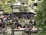 около 13:36 Десятки детей вырвались из школы. Телевидение показывает, как эвакуированных детей обнимают родители. Им раздают воду. Дети одеты только в нижнее белье, на многих из них нет никакой одежды около 13:36 Десятки детей вырвались из школы. Телевидение показывает, как эвакуированных детей обнимают родители. Им раздают воду. Дети одеты только в нижнее белье, на многих из них нет никакой одежды