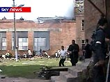Боевики засели в школьной пристройке и ведут огонь, спецназ пытается их уничтожить