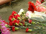 Поляки несут цветы к посольству РФ в Варшаве в память о жертвах трагедии в Беслане