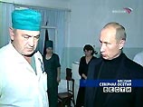В больнице президента РФ встречал главный врач. Путин посетил все палаты, где находятся пострадавшие в результате захвата террористами бесланской школы, начав с отделения для тяжело раненых