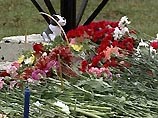 Москвичи несут цветы к зданию представительства Северной Осетии