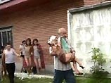 Они описали симптомы посттравматического стресса, наблюдающиеся у детей в подобных случаях. Среди них - ночные кошмары, боязнь заснуть, несколько заторможенное поведение, трудности в общении со сверстниками, депрессия, нежелание возобновлять учебу Они описали симптомы посттравматического стресса, наблюдающиеся у детей в подобных случаях. Среди них - ночные кошмары, боязнь заснуть, несколько заторможенное поведение, трудности в общении со сверстниками, депрессия, нежелание возобновлять учебу