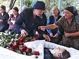 На городском кладбище Беслана в воскресенье были похоронены 18 погибших во время теракта в школе номер 1. Из них шесть человек моложе 16 лет На городском кладбище Беслана в воскресенье были похоронены 18 погибших во время теракта в школе номер 1. Из них шесть человек моложе 16 лет