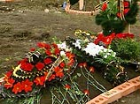 В Беслане в понедельник продолжатся похороны жертв теракта. По официальным данным, в ходе операции по освобождению заложников погибли 323 человек, еще 12 пострадавших скончались позднее в больнице