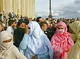 Похитители угрожали убить заложников, если французское правительство не отменит закон о запрете религиозной символики в школах, не допускающий, в частности, ношение девочками-мусульманками головных платков-хиджабов