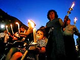 Люди всех возрастов со свечами в руках, в полном молчании прошествовали вечером в понедельник нескончаемой единой колонной через центр Рима, от Капитолийского холма до Колизея