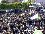 Большая толпа протестующих против решения шотландского суда, приговорившего к пожизненному заключению ливийского гражданина по "делу Локерби", попыталась прорваться в посольство