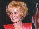 Автор книги "The Family. The Real Story of the Bush Dynasty" - госпожа Китти Келли, автор биографий знаменитостей, уже приобрела известность своей книгой о жене президента Рейгана, Нэнси, нашумевшей в 80-х годах Автор книги "The Family. The Real Story of the Bush Dynasty" - госпожа Китти Келли, автор биографий знаменитостей, уже приобрела известность своей книгой о жене президента Рейгана, Нэнси, нашумевшей в 80-х годах