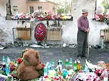 С каждым днем школа в Беслане все больше становится похожа на огромный мемориал - люди приносят туда бутылки с водой, еду и игрушки как символ мук жажды и голода, на которые террористы обрекали заложников в течение трех дней