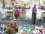 С каждым днем школа в Беслане все больше становится похожа на огромный мемориал - люди приносят туда бутылки с водой, еду и игрушки как символ мук жажды и голода, на которые террористы обрекали заложников в течение трех дней С каждым днем школа в Беслане все больше становится похожа на огромный мемориал - люди приносят туда бутылки с водой, еду и игрушки как символ мук жажды и голода, на которые террористы обрекали заложников в течение трех дней