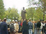 На небольшом постаменте возвышается бронзовый памятник - Дзержинский в долгополом пальто сжимает в опущенной руке головной убор, описал памятник корреспондент