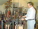 Запрет, введенный в действие в 1994 году администрацией президента Клинтона, распространялся на продажу гражданским лицам 19 видов полуавтоматического стрелкового оружия