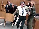 Адвокат 50-летнего Йона Кудуриса, приговоренного к пожизненному заключению, требовал смягчить меру пресечения для своего подзащитного. Родственники жены Кудуриса, видимо опасаясь, что судья пойдет навстречу преступнику, решили взять правосудие в свои руки Адвокат 50-летнего Йона Кудуриса, приговоренного к пожизненному заключению, требовал смягчить меру пресечения для своего подзащитного. Родственники жены Кудуриса, видимо опасаясь, что судья пойдет навстречу преступнику, решили взять правосудие в свои руки