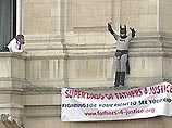 Борец за отцовские права в костюме Бэтмена взобрался на балкон Букингемского дворца
