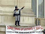 Мужчина в костюме известного киногероя представляет общественную организацию "Отцы за справедливость"