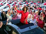 Американская телеведущая Опра Уинфри подарила 276 своим поклонницам по автомобилю