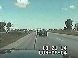 В США озверевший преступник, пытаясь скрыться от полиции на автомобиле, выбросил под колеса патрульной машины кресло со своей собственной 8-месячной дочкой В США озверевший преступник, пытаясь скрыться от полиции на автомобиле, выбросил под колеса патрульной машины кресло со своей собственной 8-месячной дочкой