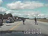 В США преступник, скрываясь от полиции, выбросил из автомобиля кресло со своей дочерью В США преступник, скрываясь от полиции, выбросил из автомобиля кресло со своей дочерью