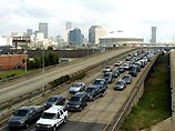 Среди населения города обстановка близка к панической. Все дороги из города превратились в одну гигантскую пробку. Движение на участке трассы от Нового Орлеана до Хьюстона практически остановилось Среди населения города обстановка близка к панической. Все дороги из города превратились в одну гигантскую пробку. Движение на участке трассы от Нового Орлеана до Хьюстона практически остановилось