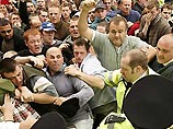Из прямой трансляции с места происшествия было видно, как демонстранты дерутся с полицейскими и бросают в заградительные кордоны различные предметы Из прямой трансляции с места происшествия было видно, как демонстранты дерутся с полицейскими и бросают в заградительные кордоны различные предметы
