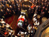 После панихиды траурная процессия с гробом Патриарха, которому оказывались почести, принятые для глав государств, направилась в афинский международный аэропорт