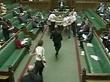 Второй трюк репортера Sun: журналист пронес "бомбу" в здание парламента Второй трюк репортера Sun: журналист пронес "бомбу" в здание парламента