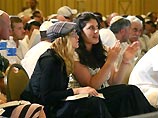 Фотографы пострадали в пятницу вечером в одной из гостиниц Тель-Авива, куда Мадонна прибыла для участия в проходящей в Израиле конференции последователей Каббалы (еврейского мистического учения)