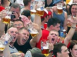 В Мюнхене в субботу ровно в 12:00 по местному времени старший бургомистр Кристиан Уде с трех ударов выбил затычку из пивной бочки, что ознаменовало открытие крупнейшего в мире традиционного фестиваля пива "Октоберфест"