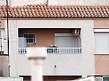 Житель испанского города Суэка близ Валенсии Фелисиано Майде застрелил из охотничьего ружья с балкона своего дома муниципального полицейского Томаса Катала и ранил двух жандармов
