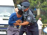 В небольшом городке в районе Йинг провинции Шаньдун неизвестный преступник напал на учащихся начальной школы. Он ранил ножом 25 детей и в течение часа удерживал в заложниках девятилетнюю девочку, прежде чем полиции удалось его схватить