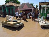 В морги этого третьего по величине города Гаити доставлено уже 500 тел погибших, еще 56 жертв стихии обнаружили спасатели в северном портовом городе Пор-де-Пе