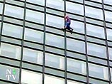 "Человек-паук" взобрался без страховки на 59-этажный парижский небоскреб