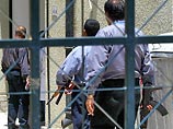 По данным полиции, похитители связали охрану офиса Iraqna у входа, вломились внутрь здания и захватили двух засидевшихся допоздна работников компании