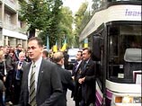 Когда Янукович выходил из автобуса, в него начали кидать яйца, в том числе был брошен металлический предмет