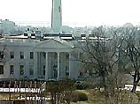 В 19:36 по московскому времени на территорию Белого Дома в Вашингтоне проник неизвестный с оружием в руках