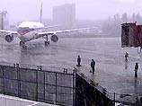 С взлетно-посадочной полосы "Шереметьево" скатился югославский Boeing-737 С взлетно-посадочной полосы "Шереметьево" скатился югославский Boeing-737
